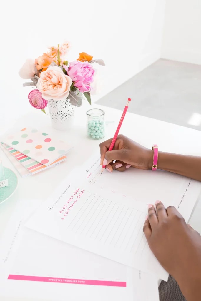 Accueil 1 Image Template WordPress lancer son business feminine bright desktop working on goals with flowers