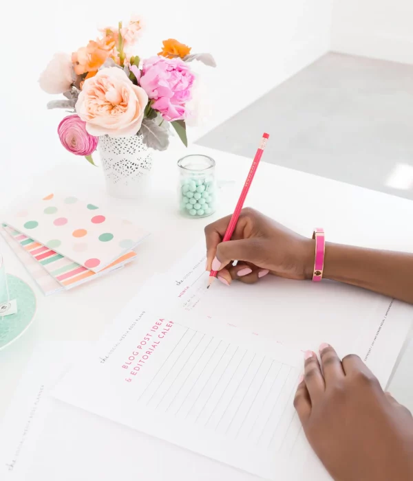 Image Template Wordpress lancer son business feminine bright desktop working on goals with flowers